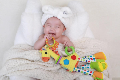 新疆宝宝头上有白色的小点 新疆宝宝头上有白色的小点